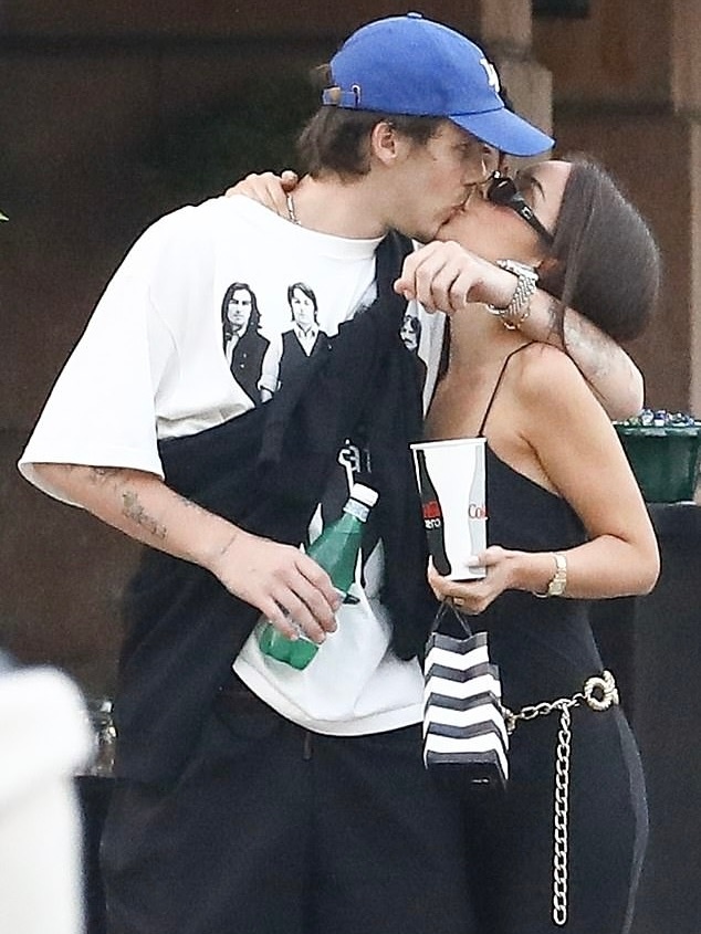 贝克汉姆19岁小儿子与大9岁女友街头秀恩爱,两人穿搭简约很时尚