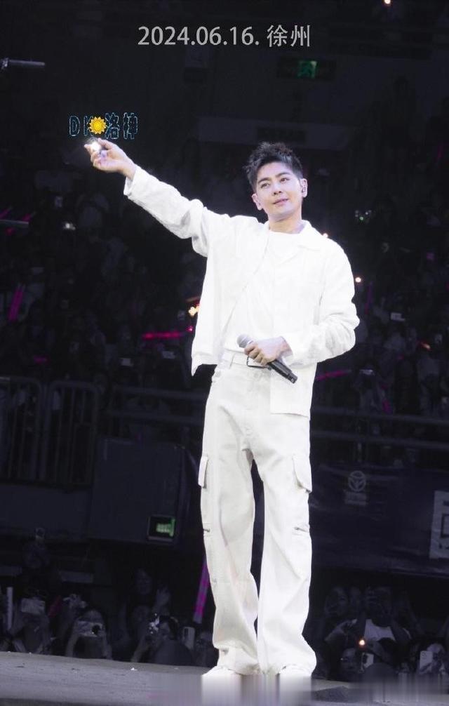 林志颖看起来又老又年轻，像一个老了的年轻人，感觉怪怪的~