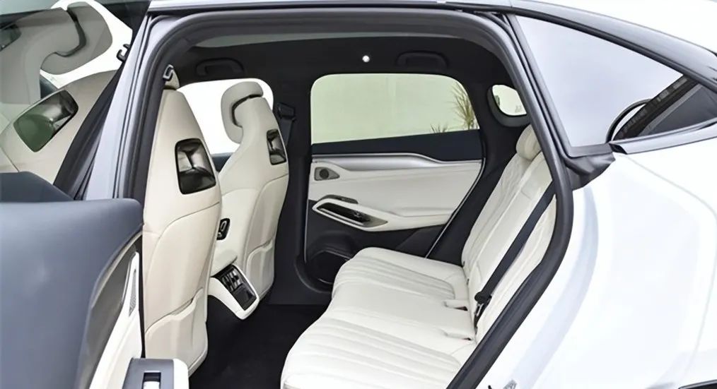 比亚迪4.98万，1.5L插混、ECVT，续航2000公里