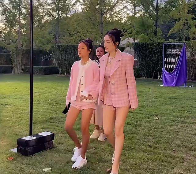 李小璐堂妹大婚,甜馨婚礼上为小姨送钻戒,长腿瞩目与妈妈似姐妹