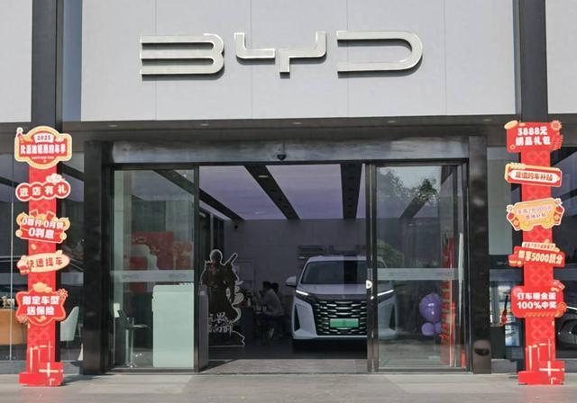 比亚迪夏探店：下订等45天提车，两年免息，100km超越型订单最多