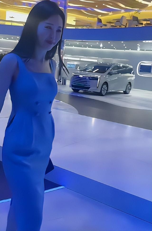 王石田朴珺亮相广州车展，73岁王石像小跟班，43岁田朴珺气质优雅