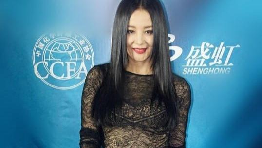 54岁陶红太拼了！穿蕾丝衫+阔腿裤透出内衣，这身材60后里罕见！