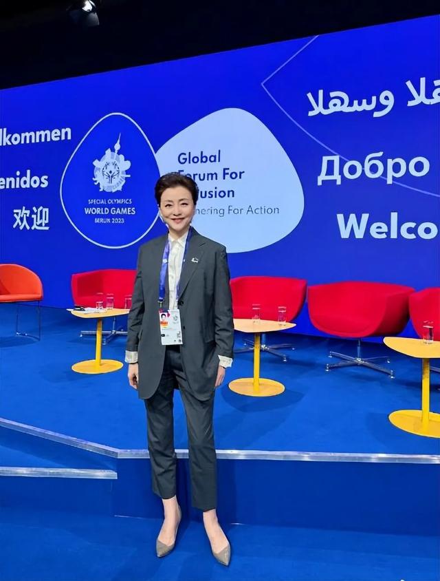 杨澜晒费翔合影,衬衫短发精神干练脸自信,男方高贵气质太吸引人