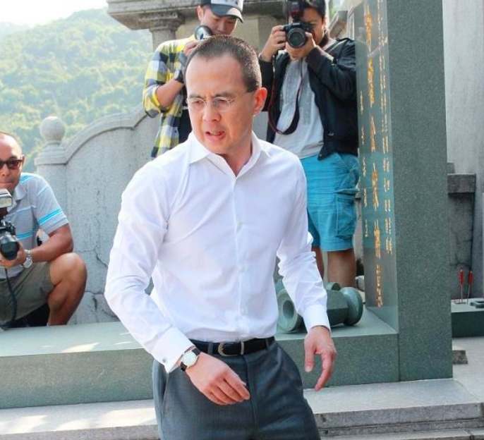 捡破烂？梁洛施现身垃圾场，手提环保袋就地拾水瓶，李泽楷疑停卡