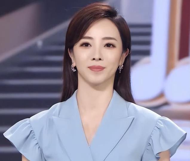 一手好牌打的稀烂，离开央视1年后，37岁的李思思现在现状如何？