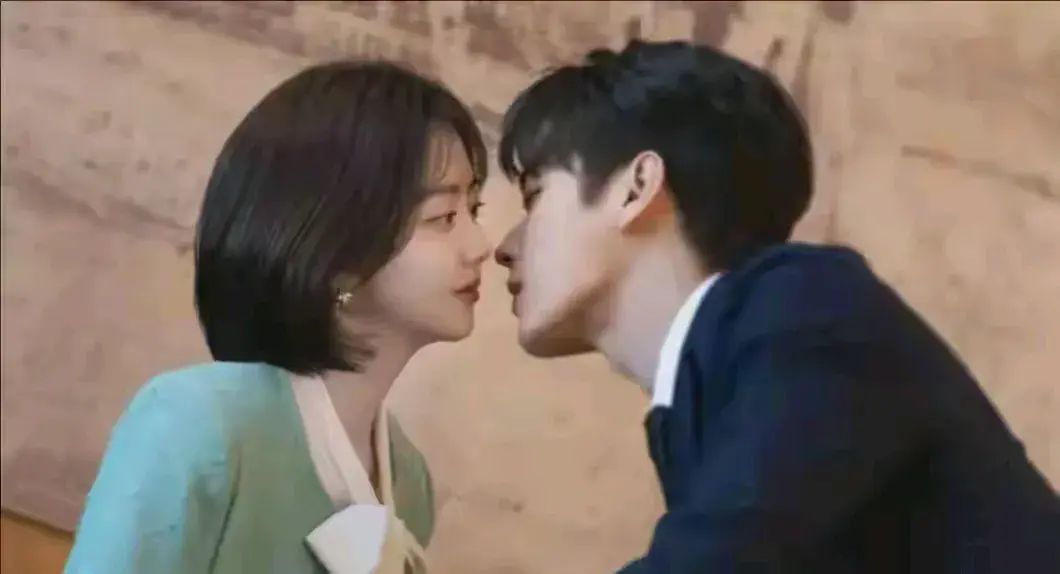 34岁吴谨言满头白发,33岁谭松韵穿大妈装,35岁宋轶满脸褶子