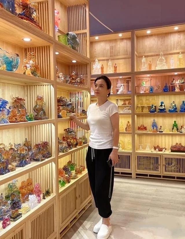 61岁李玲玉在街头凹造型，晒照素颜寡淡不修图，感叹她真实又漂亮