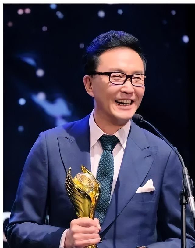 明明演技很烂，却被吹上天的5位老戏骨，网友：演技追不上年纪