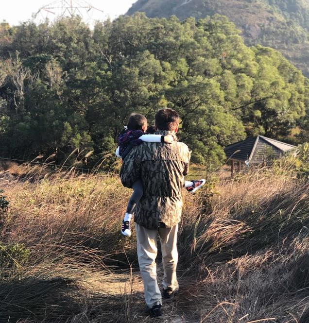 66岁尔冬升8岁女儿近照曝光,长相漂亮智商超高,即将出国留学