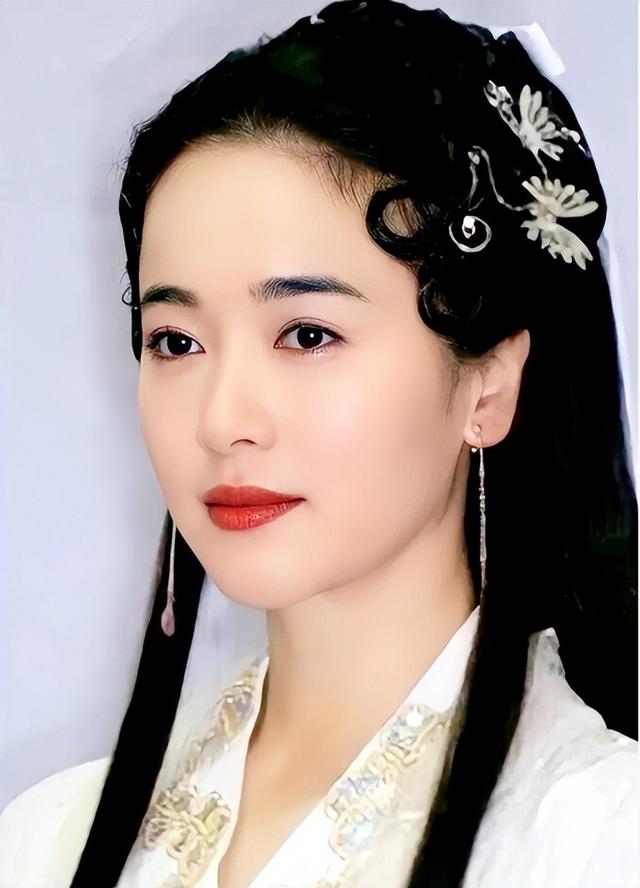 终于理解贾静雯了，如果周围的同学都长成这样，她的自卑就正常了