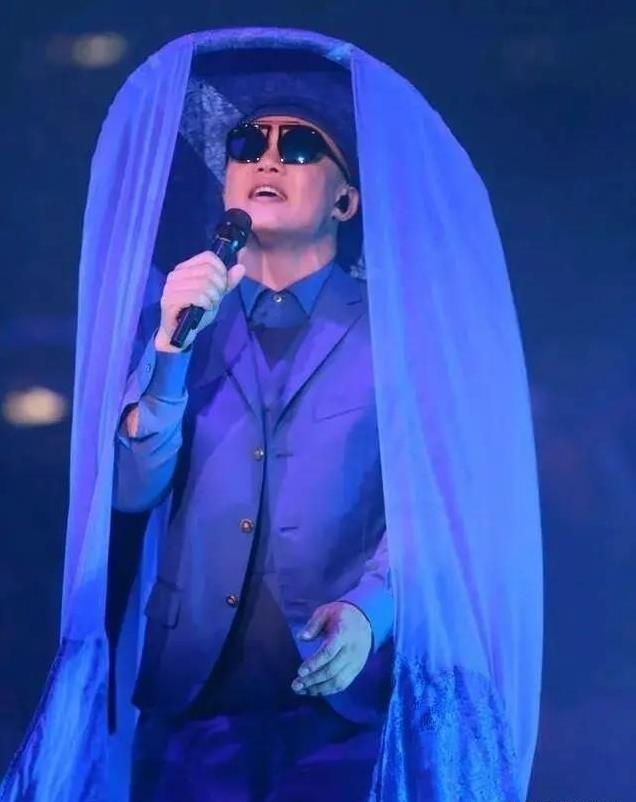 唱功不够，造型来凑！这些歌手比名模还会穿，心思真没用在正道上