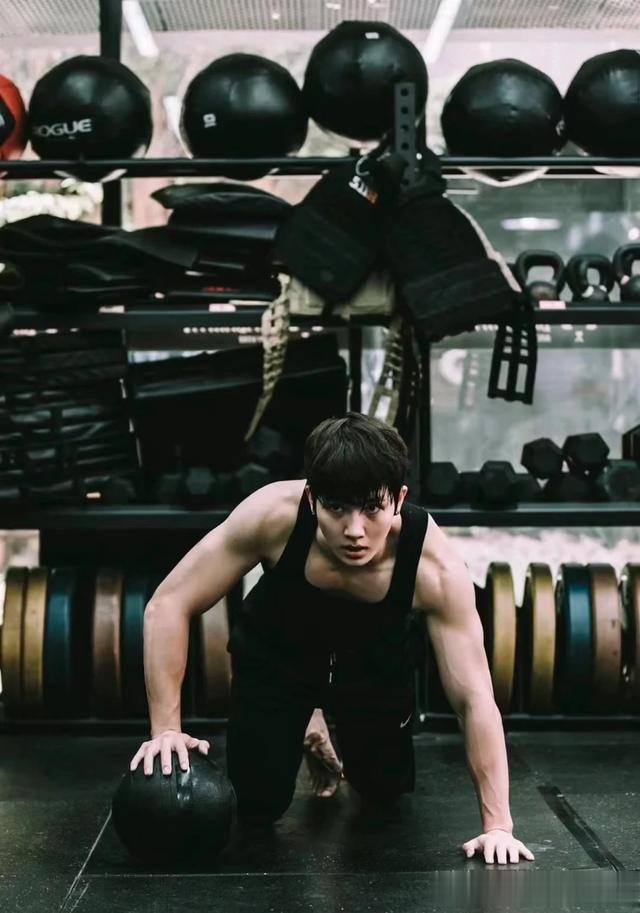 李菲是短剧届里男神级别人物,不仅长相帅气迷人,演技精湛。