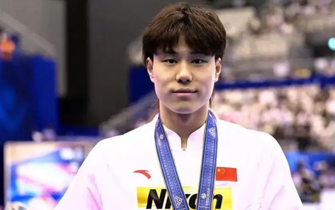 出轨门升级！覃海洋撩骚的队员是谁？退役2年，宿舍亲密，哭着道歉