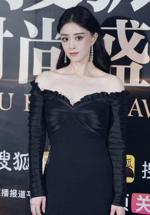 蒋欣减肥成功!走红毯瘦成竹竿锁骨尽显,把同龄的张雨绮秒成渣