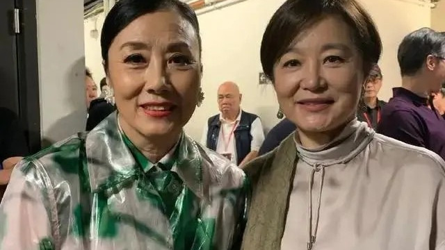 林青霞同框汪明荃，69岁自然老太有魅力，阿姐靓丽打扮都被抢风头