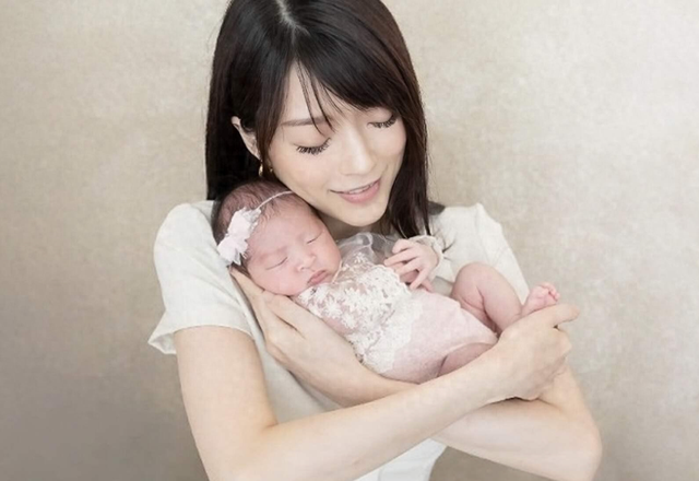 香港知名女星产后奶水充足，坚持全母乳喂女，近百袋奶打包放冰箱