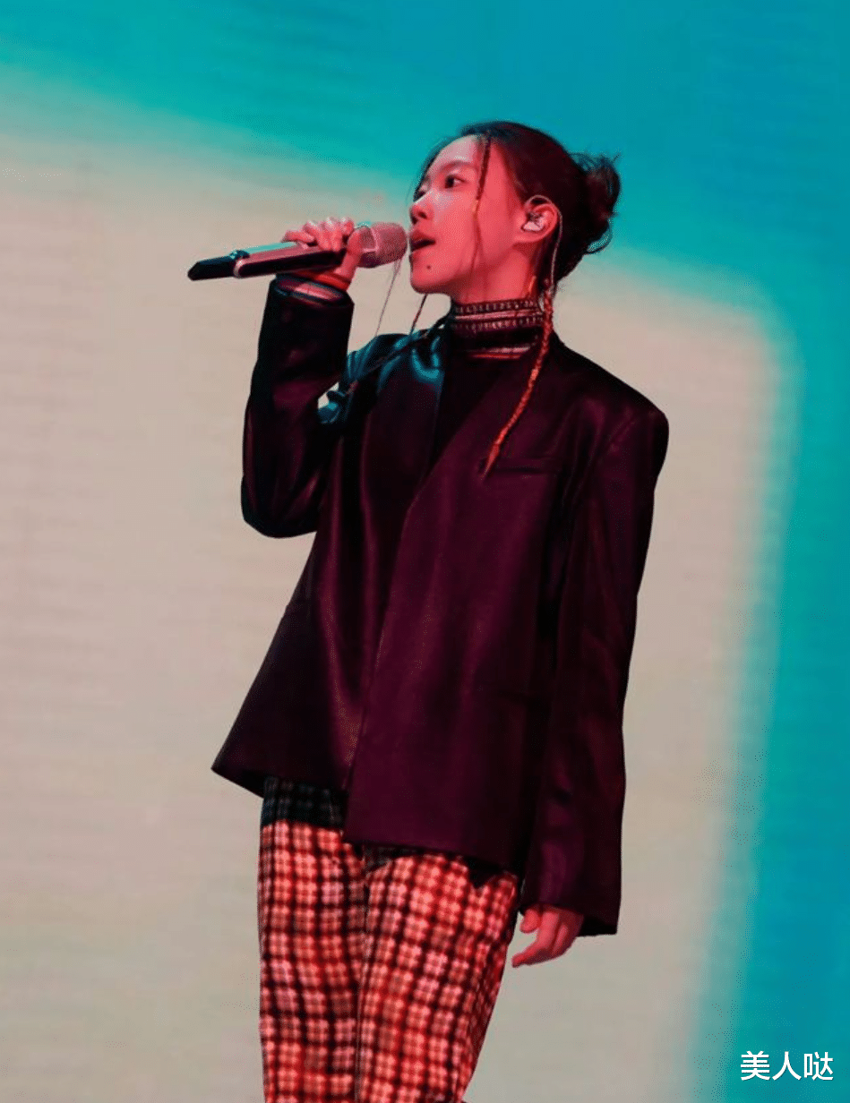 窦靖童换个发型美的像“整容”,烫卷发穿深V,时髦性感又高级!