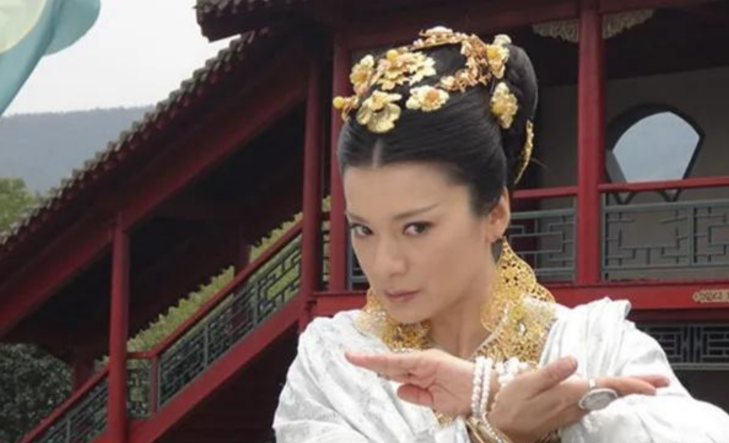 她是刘晓庆的闺蜜、傅彪的同学,年轻时貌美如花,如今56岁仍未婚