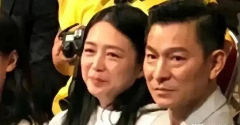 刘德华演唱会意外一幕:58岁朱丽倩罕现身,相守36年背后藏着这份感动