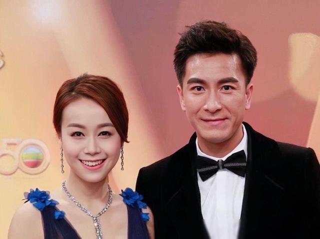 香港女星黄心颖被曝怀孕,出国旅游穿宽松衣服,腹部凸起孕味足