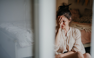 十周年纪念日当天，女友在跟别的男人开房，我同意她提出的分手后，她却后悔了。