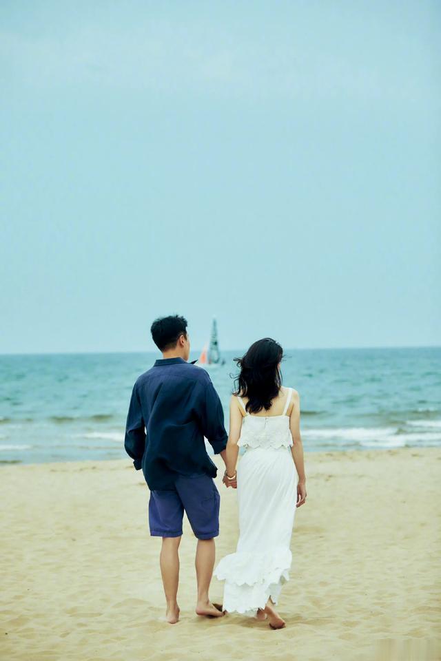 佟大为晒跟关悦一起在阿那亚旅游照