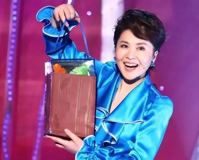 跟著名导演离婚30年后，再看她的人生，今62岁无儿无女毫不后悔