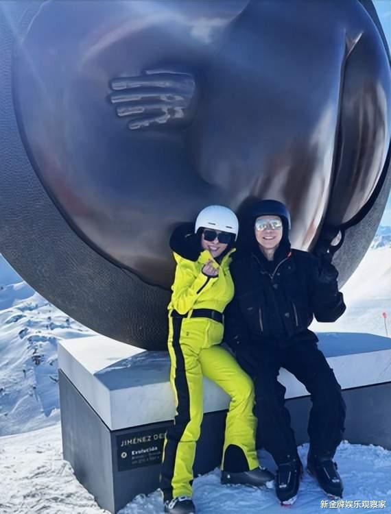 向太晒一家六口滑雪照，郭碧婷牢牢占据C位，在豪门地位稳固？