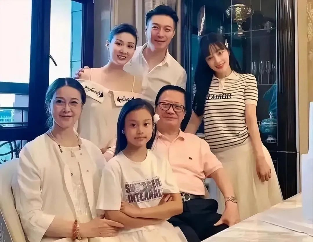 李小璐一家6口罕见合体照,打扮如少女比弟媳还嫩,68岁妈妈气质逆天抢风头!