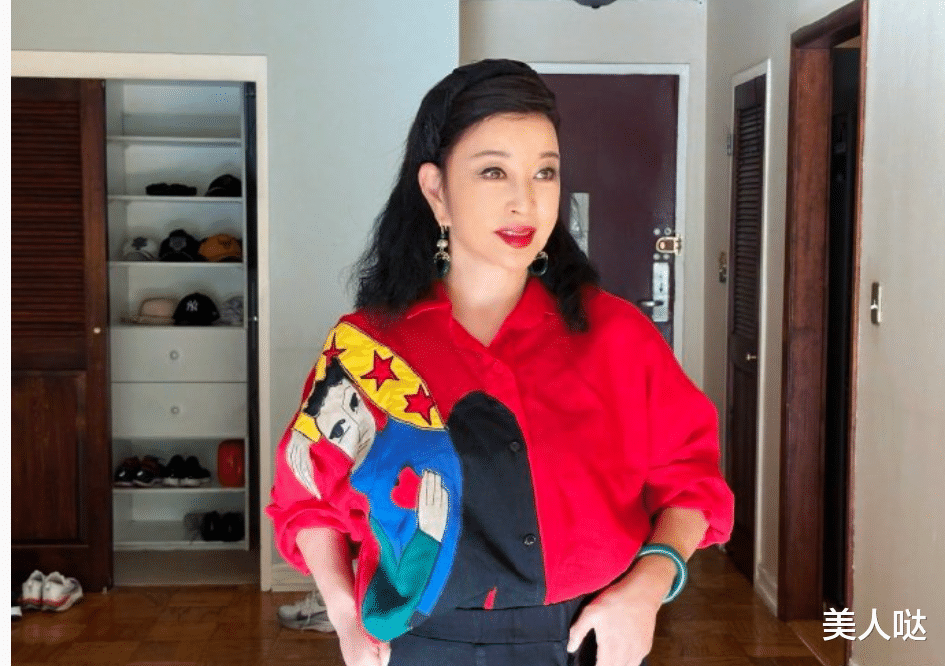 刘晓庆在美国豪宅晒照，73岁穿红穿花浓妆艳抹，奶奶的年纪却比小姑娘还时髦