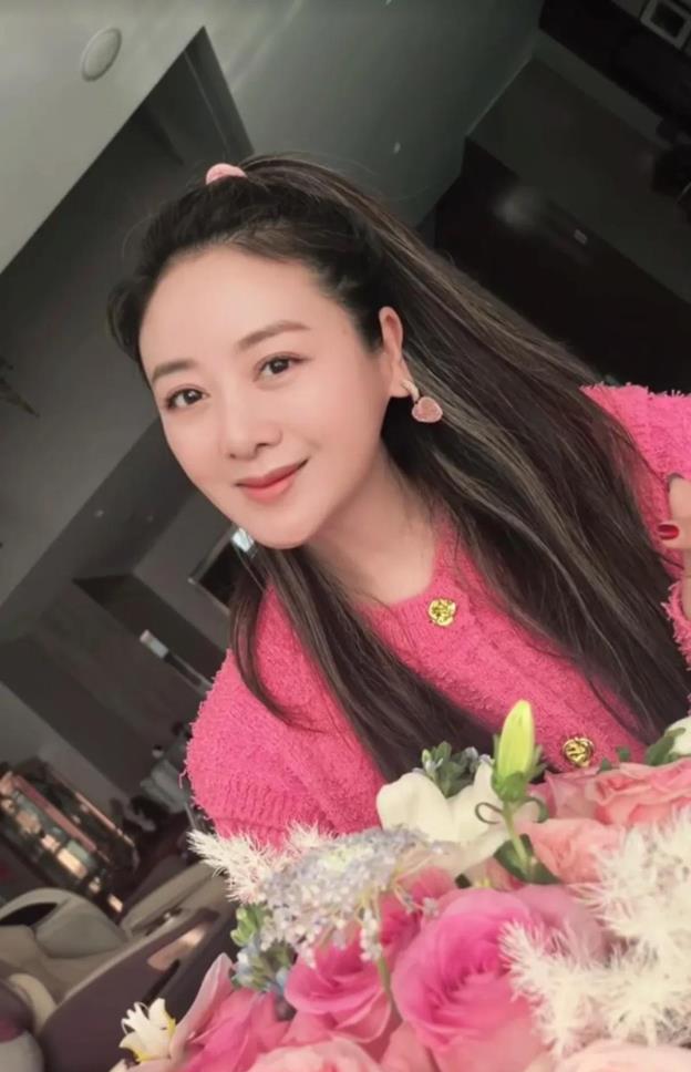 44岁小李琳情人节秀恩爱,老公经超送了粉色玫瑰和爱心蛋糕好幸福