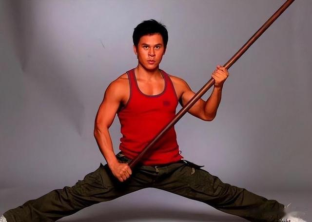 他被周星驰一手捧红，现在有着5000万身价的他，仅听命于星爷