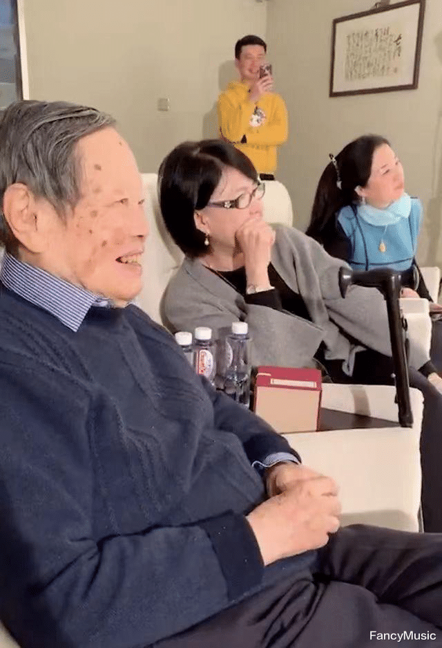 杨振宁为翁帆庆生,女方青衣扮相俏丽十足,“忘年恋”羡煞旁人!