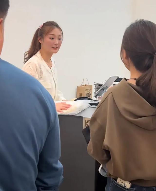 大衣哥前儿媳陈亚男失算了,自己打拼事业,比不上陈萌过的舒坦!