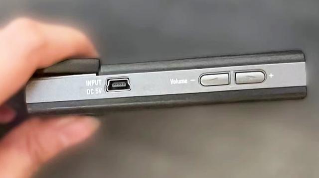 豎版式設計像手機，這款國產袖珍收音機，一鍵存儲電臺隨時聽