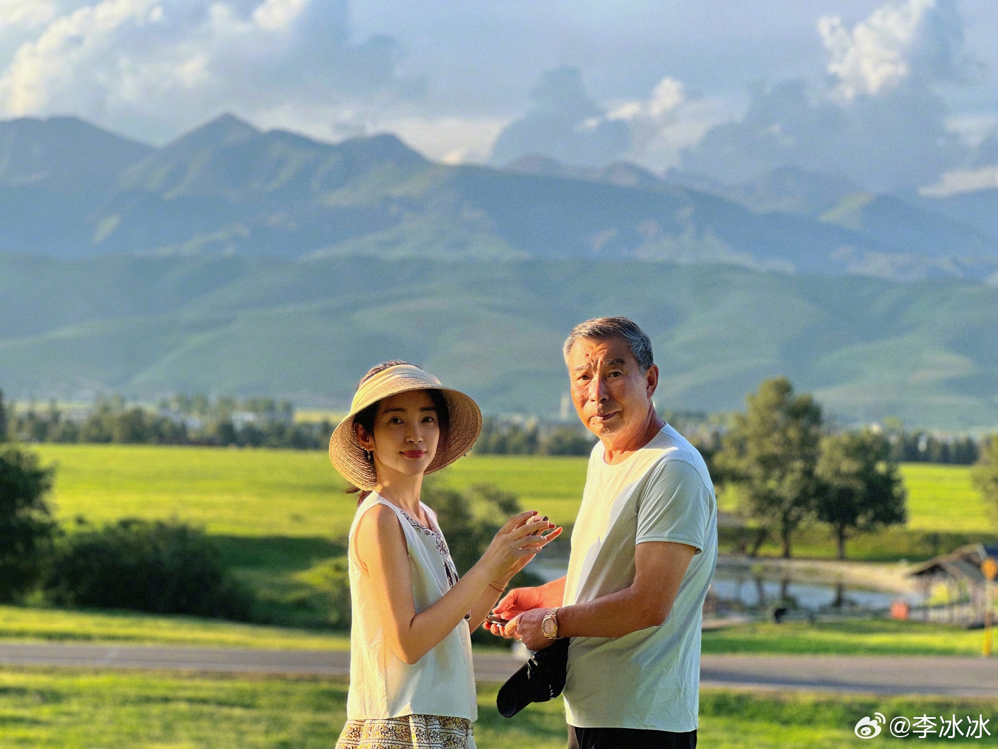 李冰冰带父母到新疆自驾游,51岁仍是单身,70多岁妈妈已白发苍苍