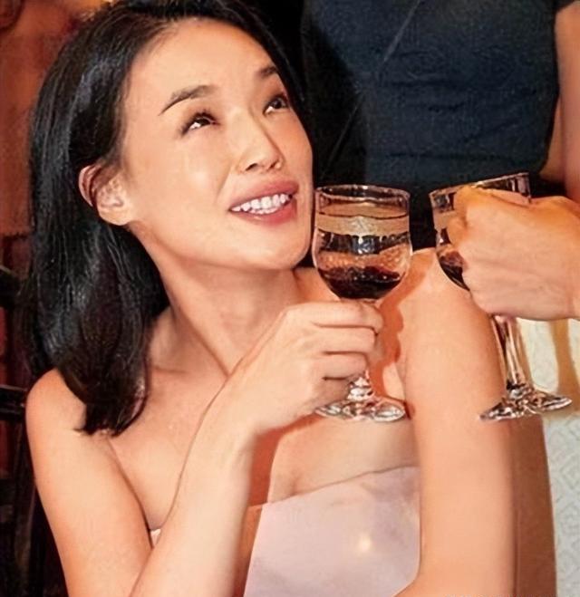 外表是仙女,私下里却是“老酒鬼”的12位女明星,蔡依林出人意料