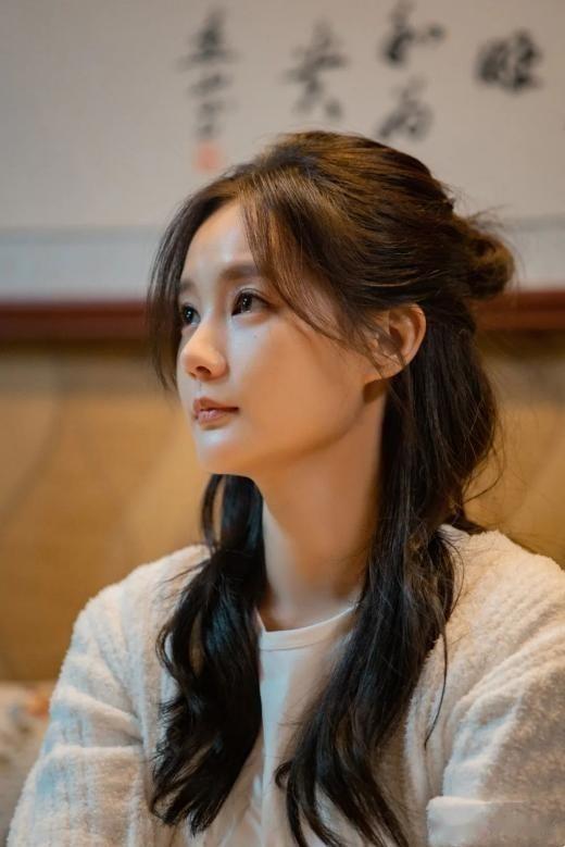 中年女人尽量别披头散发，没气质！今年流行这3种扎发，高级减龄