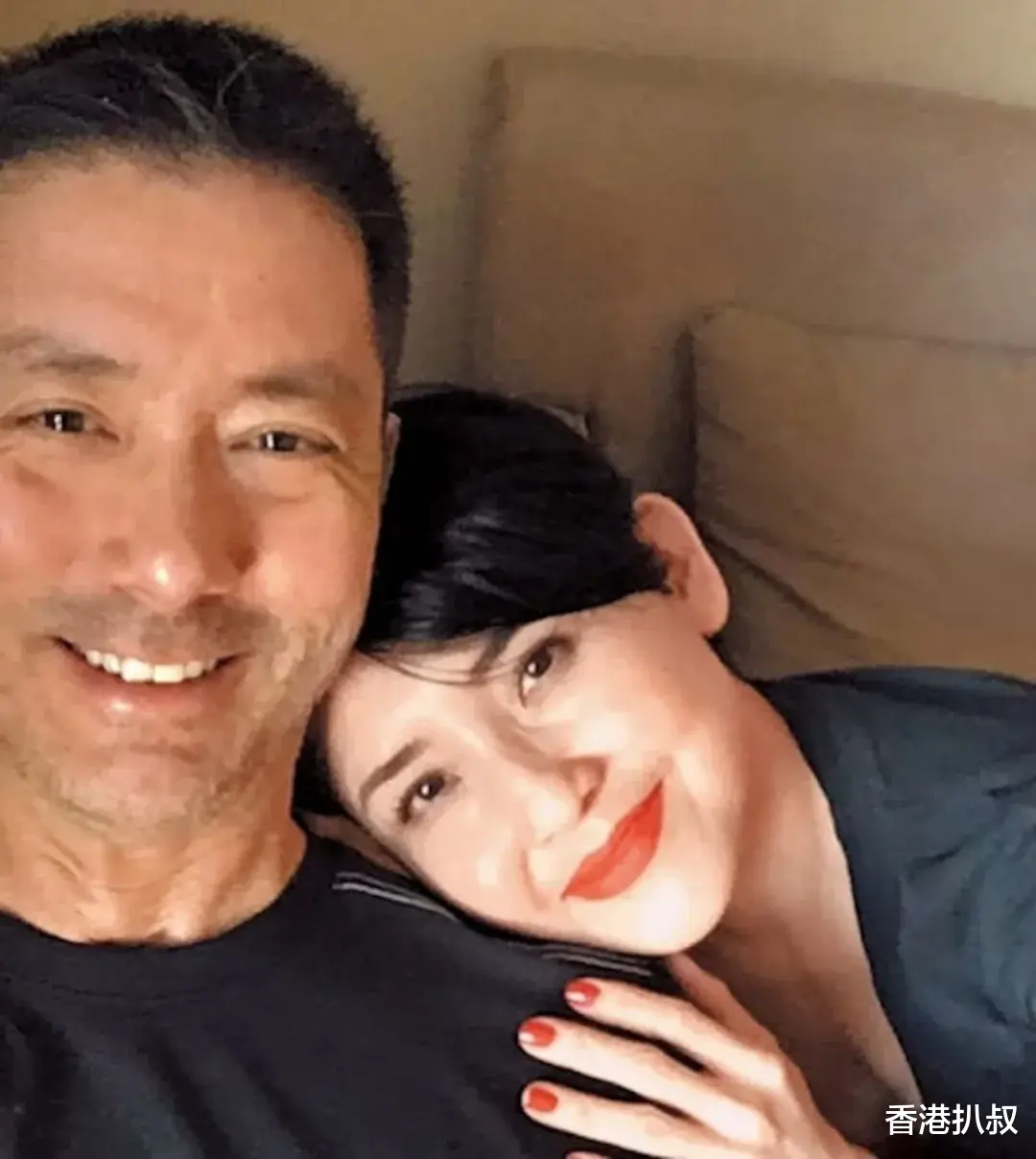 60岁香港「三级歌手」与混血男友复合！大胆撕TVB无惧封杀　曾历两段失败婚姻