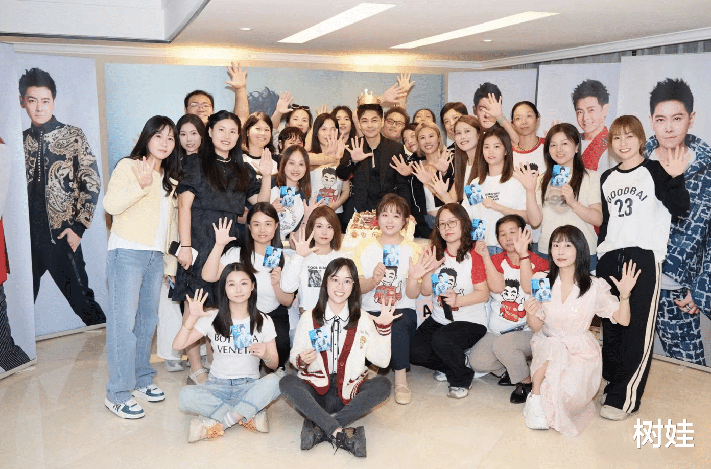 林志颖与粉丝庆祝50岁生日，穿西装仍有少年感，状态比粉丝还年轻