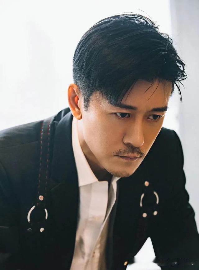 亲妈是制作人，干妈是导演，20年没能捧红他，却在结婚改名后大火