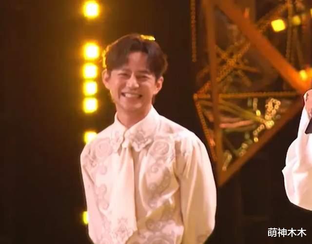 |那英拿下歌王瞬间，众人表情耐人寻味，业内评其历届唱功最弱歌王