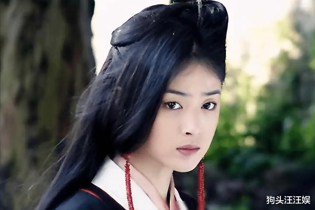 与蒋欣分手2年,转身娶了小四岁娇妻,如今妻子和他红透半边天