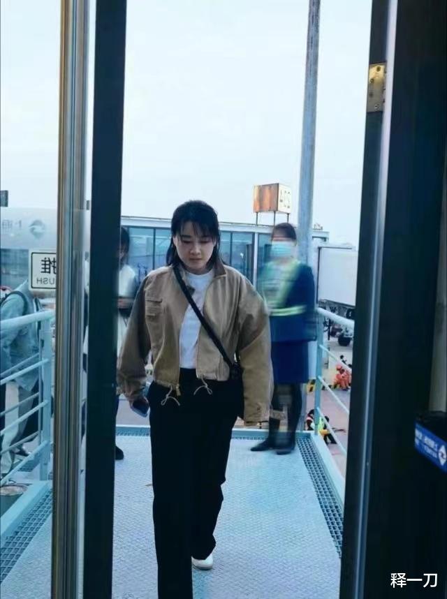 贾玲被网暴后首现身,机场生图美上热搜,半披发夹克造型好A喔