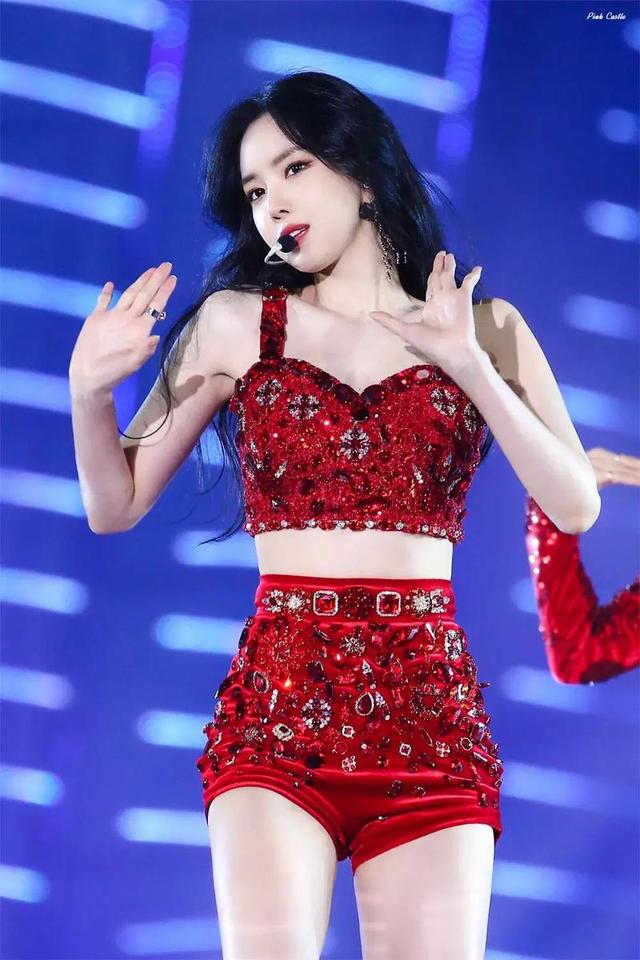 韩国演员孙娜恩:苗条身材完美曲线,尤其是她引人瞩目的纤细腰线