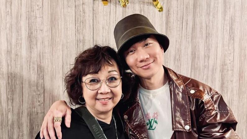 林俊杰零遮掩游中山！台北庆43岁生日“超大惊喜现身”当场看呆