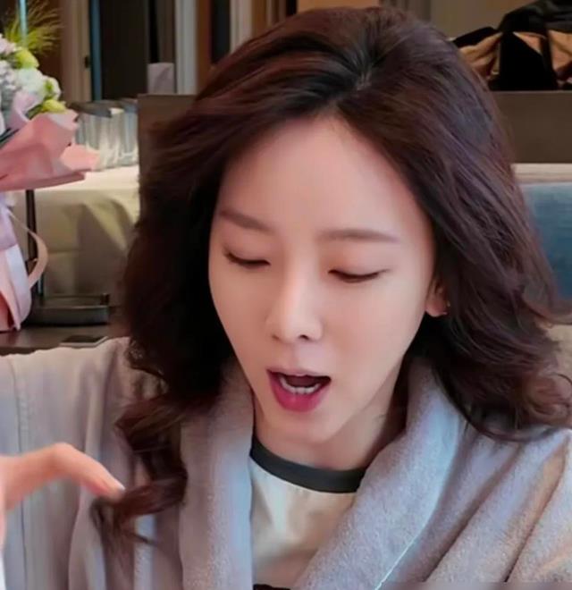 李思思主持经销商活动,穿廉价礼服,离开央视后档次低了收入高了