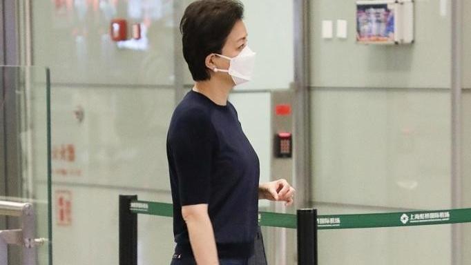 55岁杨澜带火了不费力穿搭：针织衫+牛仔裤+短发，时髦显瘦又洋气