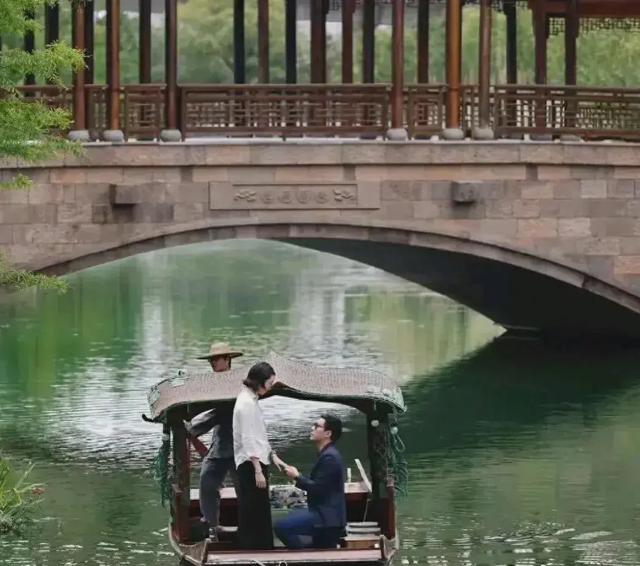 朱玲玲：抛弃霍震霆和3个孩子，19年过去，她迎来了自己的结局